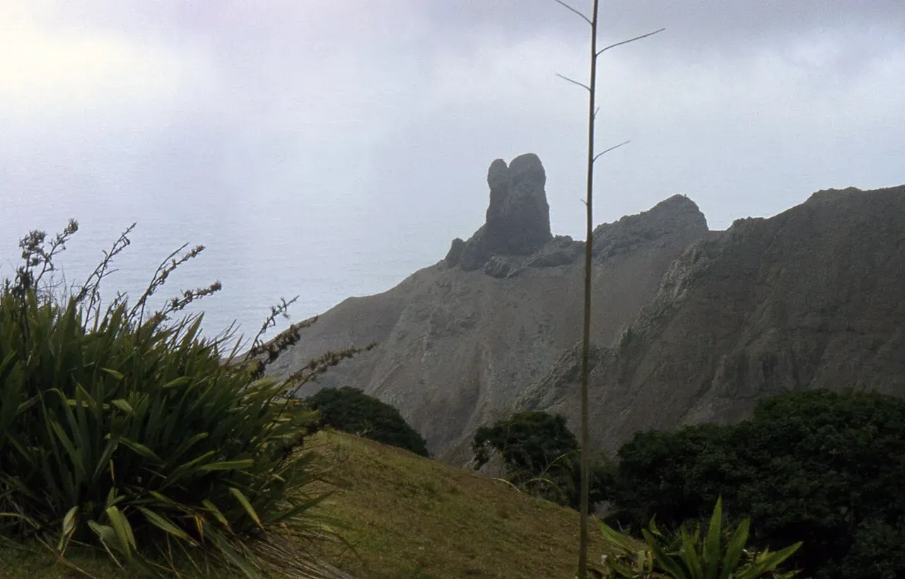 Вулканический остров в океане