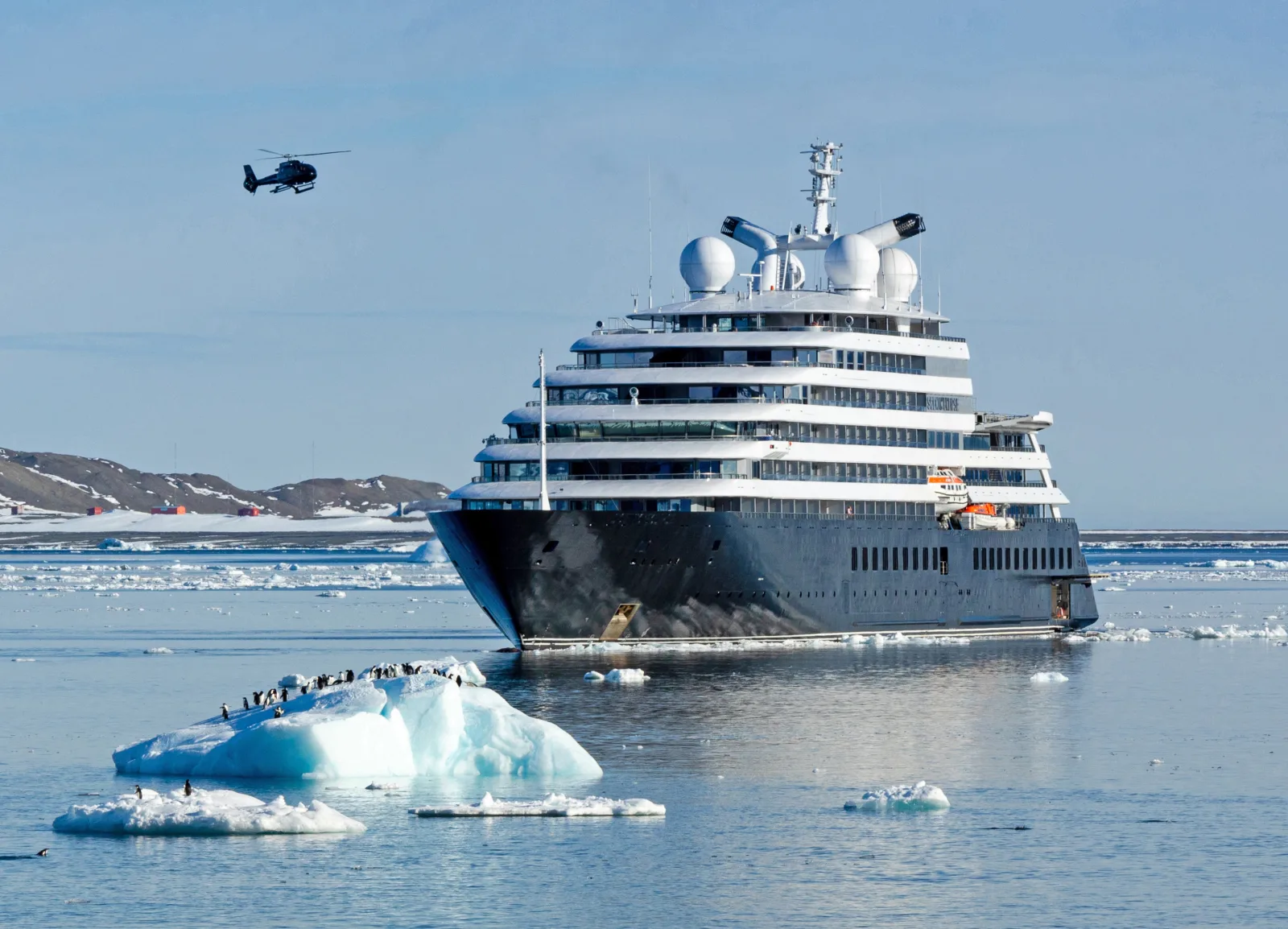 Scenic Eclipse, вертолёт и пингвины на айсберге у острова Дьявола