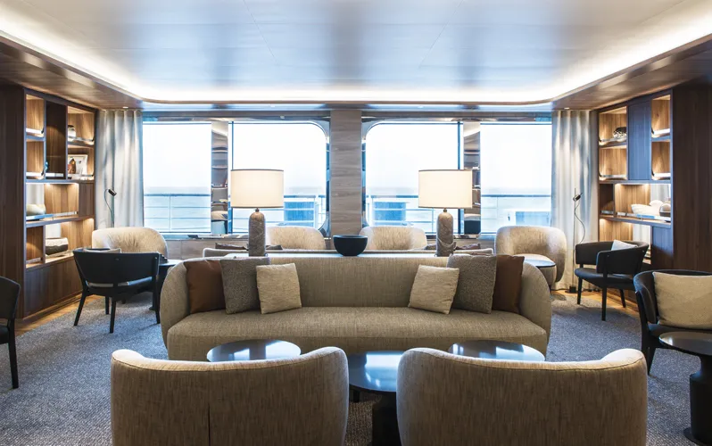 Лаунж ледокола с панорамными окнами на океан