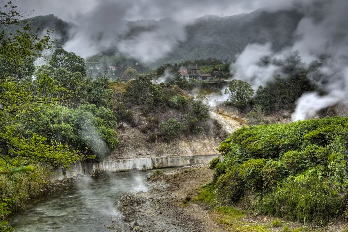 Долина гейзеров с паром и зеленью