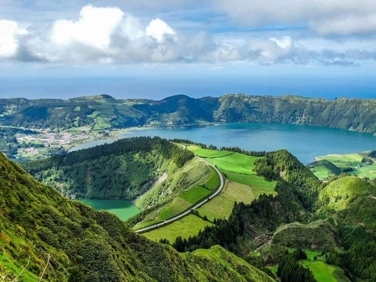 Кратерные озёра Сете Сидадеш с воздуха