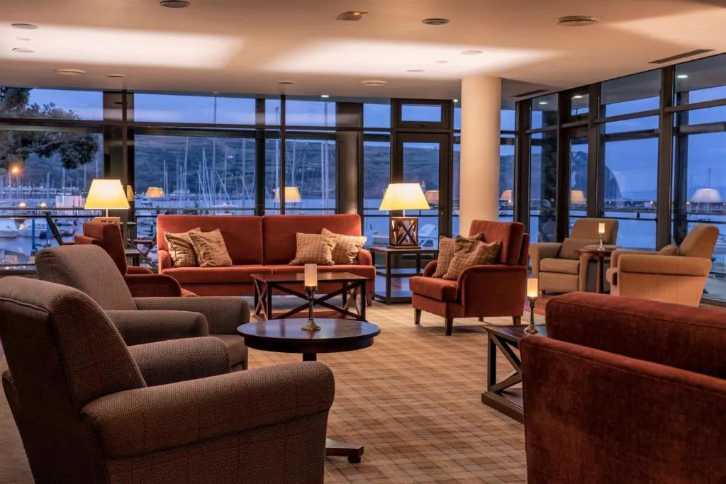 Лаунж отеля с видом на марину