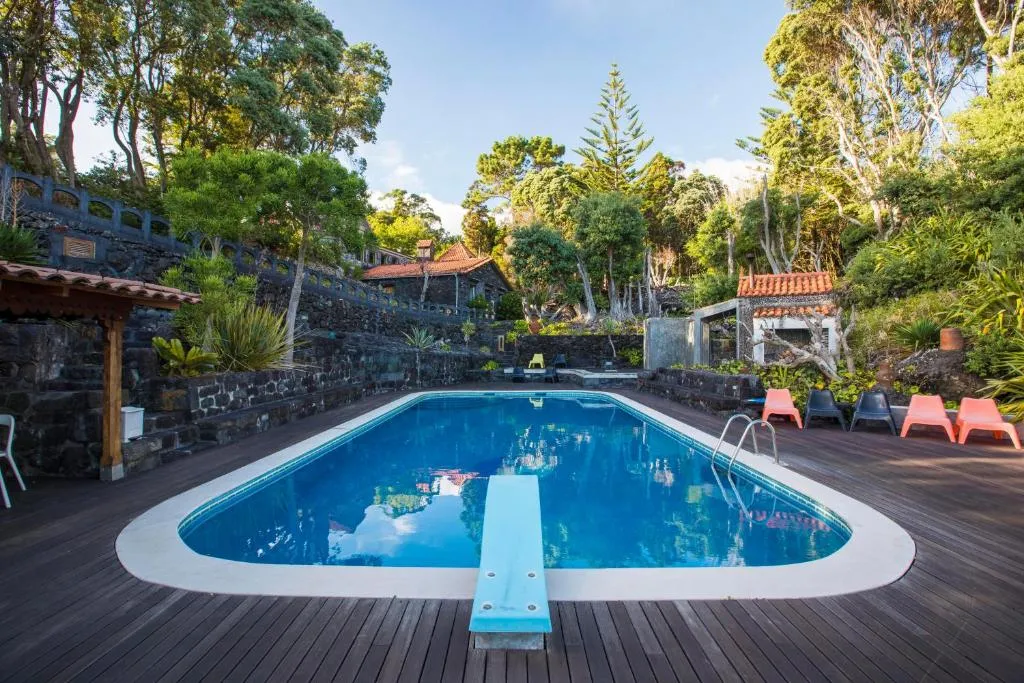 Бассейн в тропическом саду