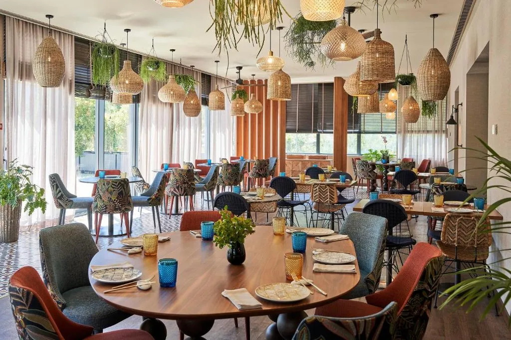 Ресторан с плетёными светильниками