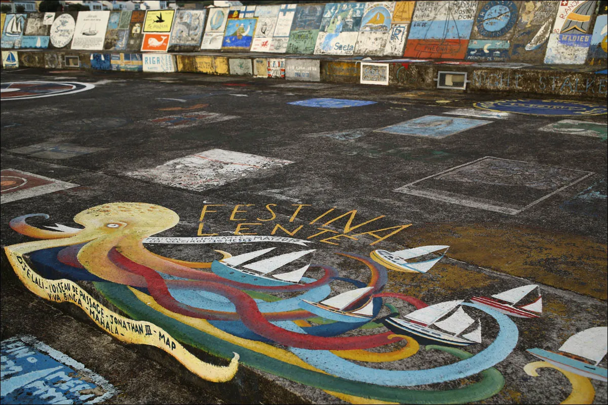 Граффити яхтсменов на набережной марины Орта