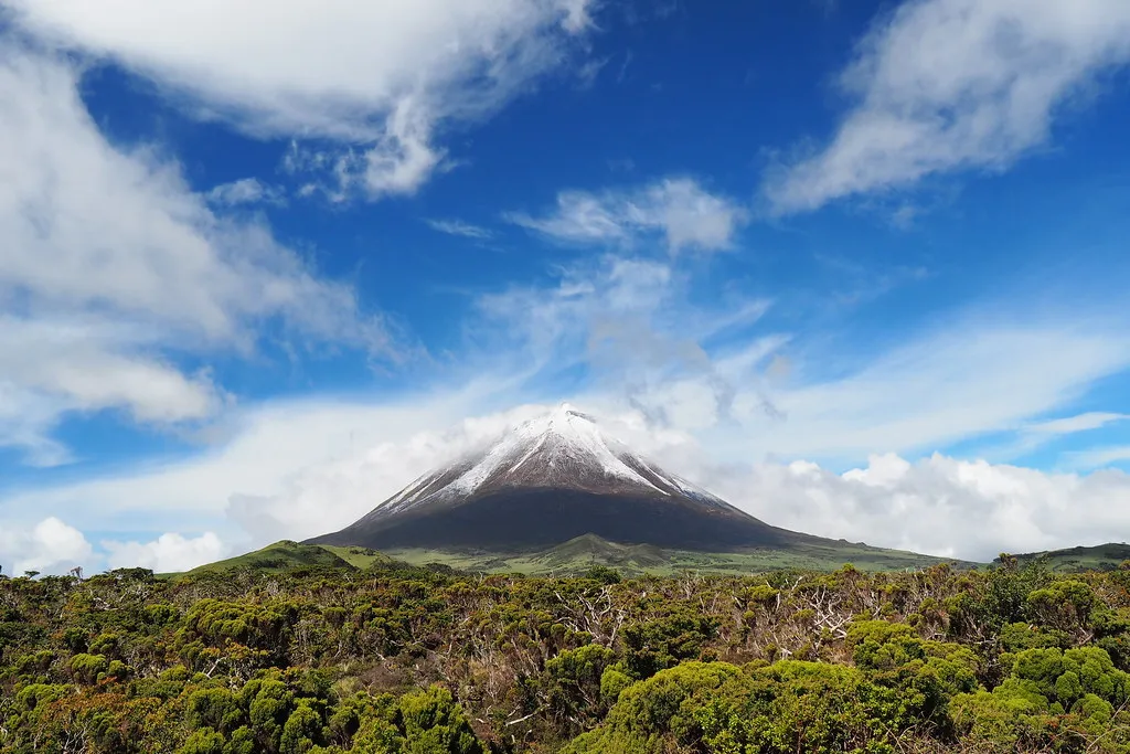 Заснеженная вершина вулкана Пику в облаках