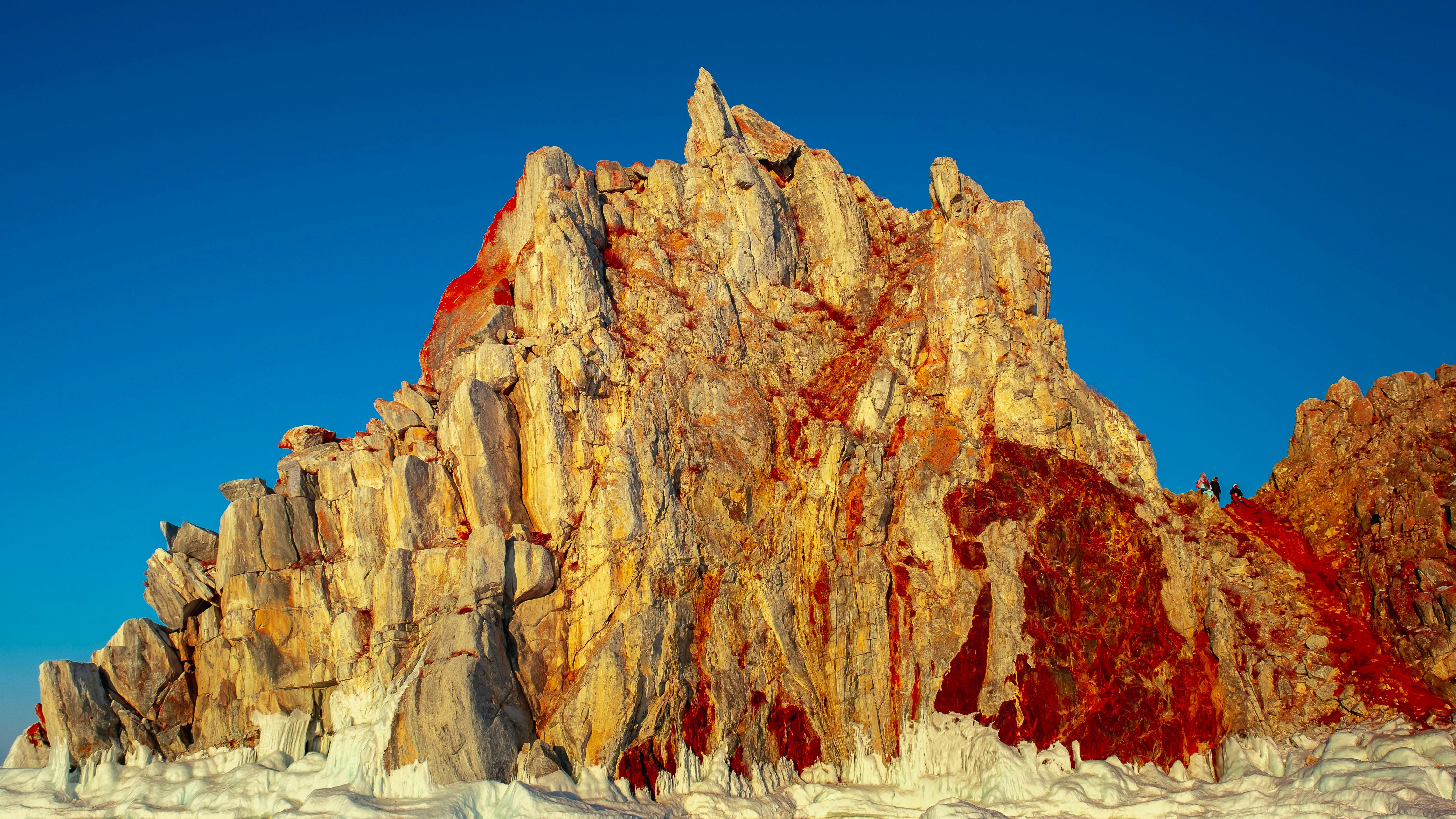 Скала Шаманка на острове Ольхон в золотом свете заката