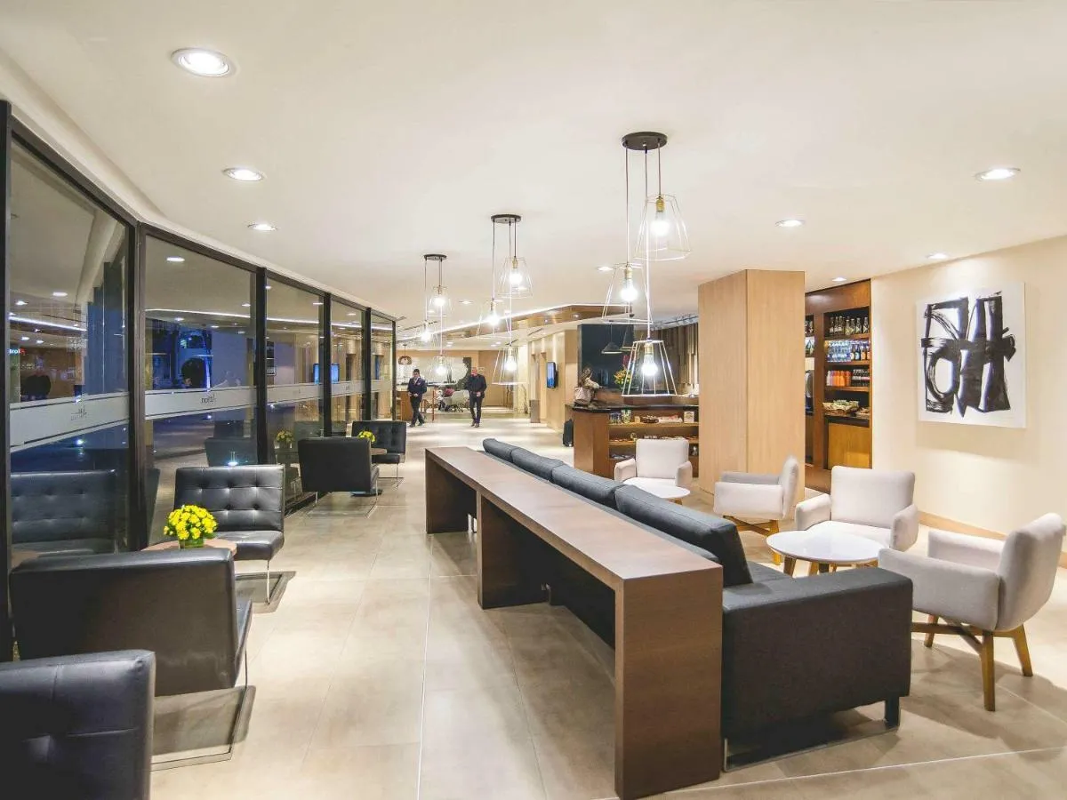 Лобби отеля с баром