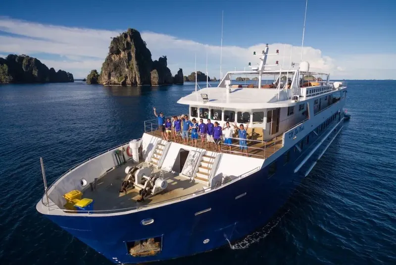 Судно Blue Manta у скал с группой на палубе