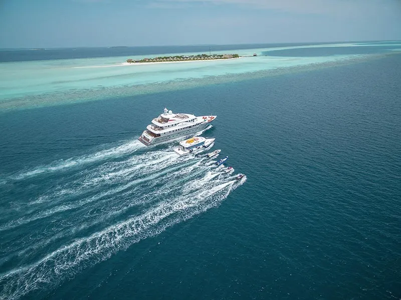 Яхта с дони у мальдивского острова с воздуха