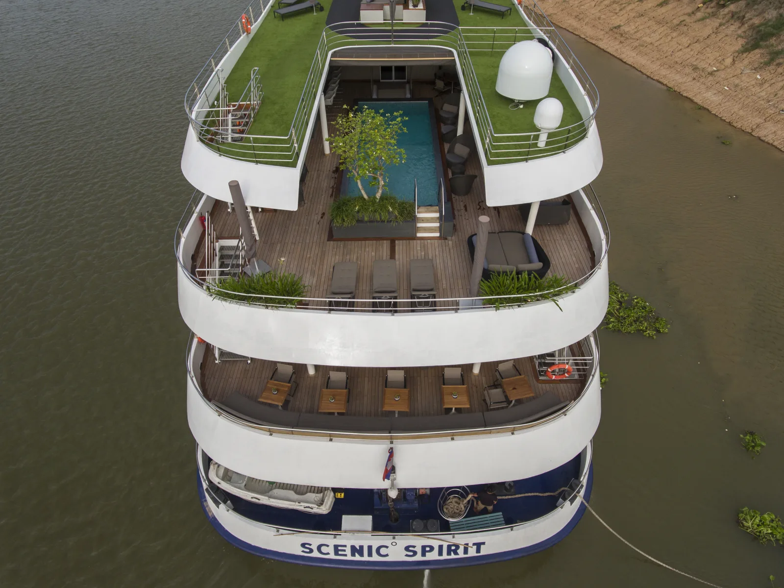 Scenic Spirit на закате на реке Меконг