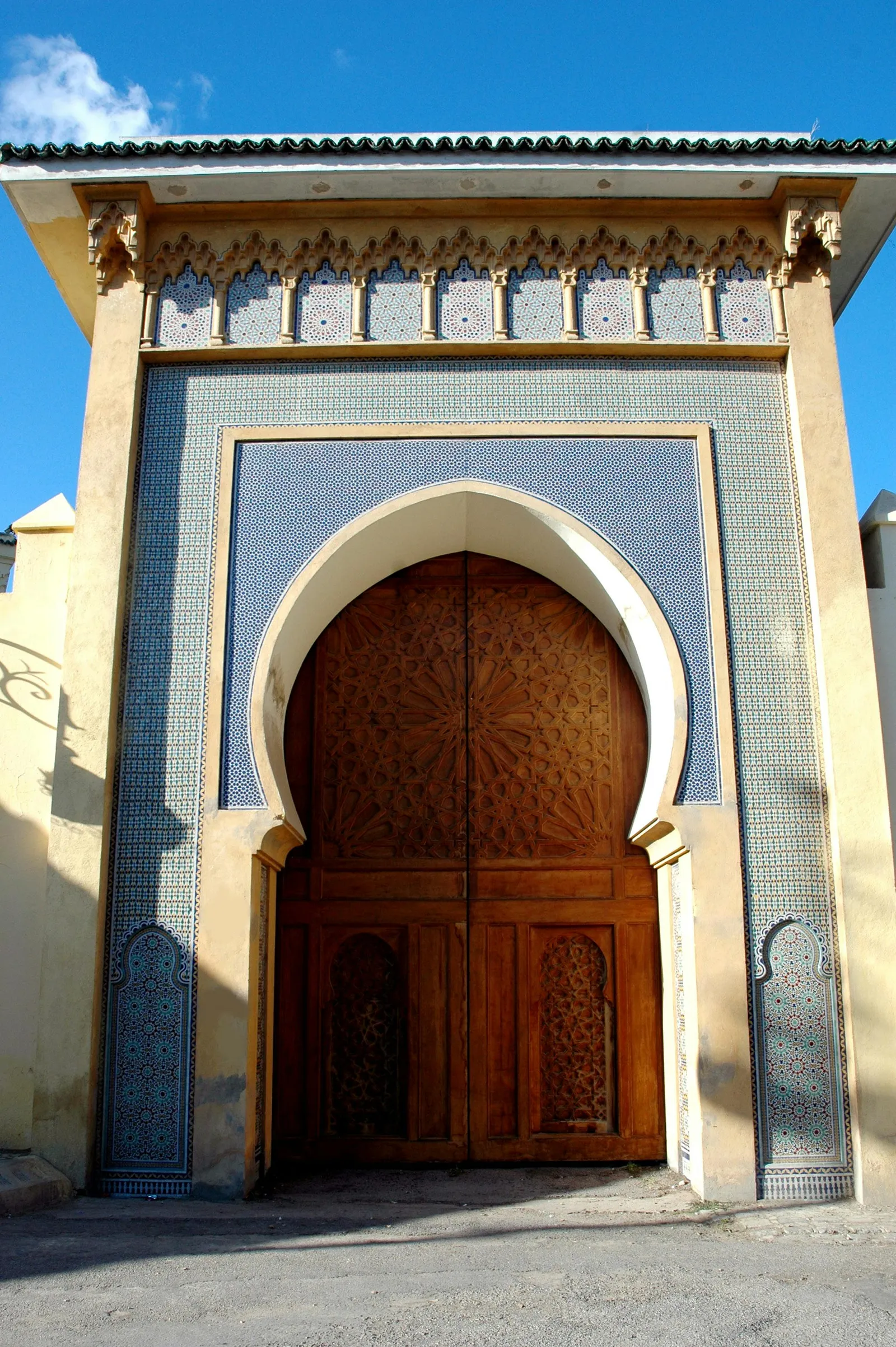 Резная дверь с зеллиджем в Фесе