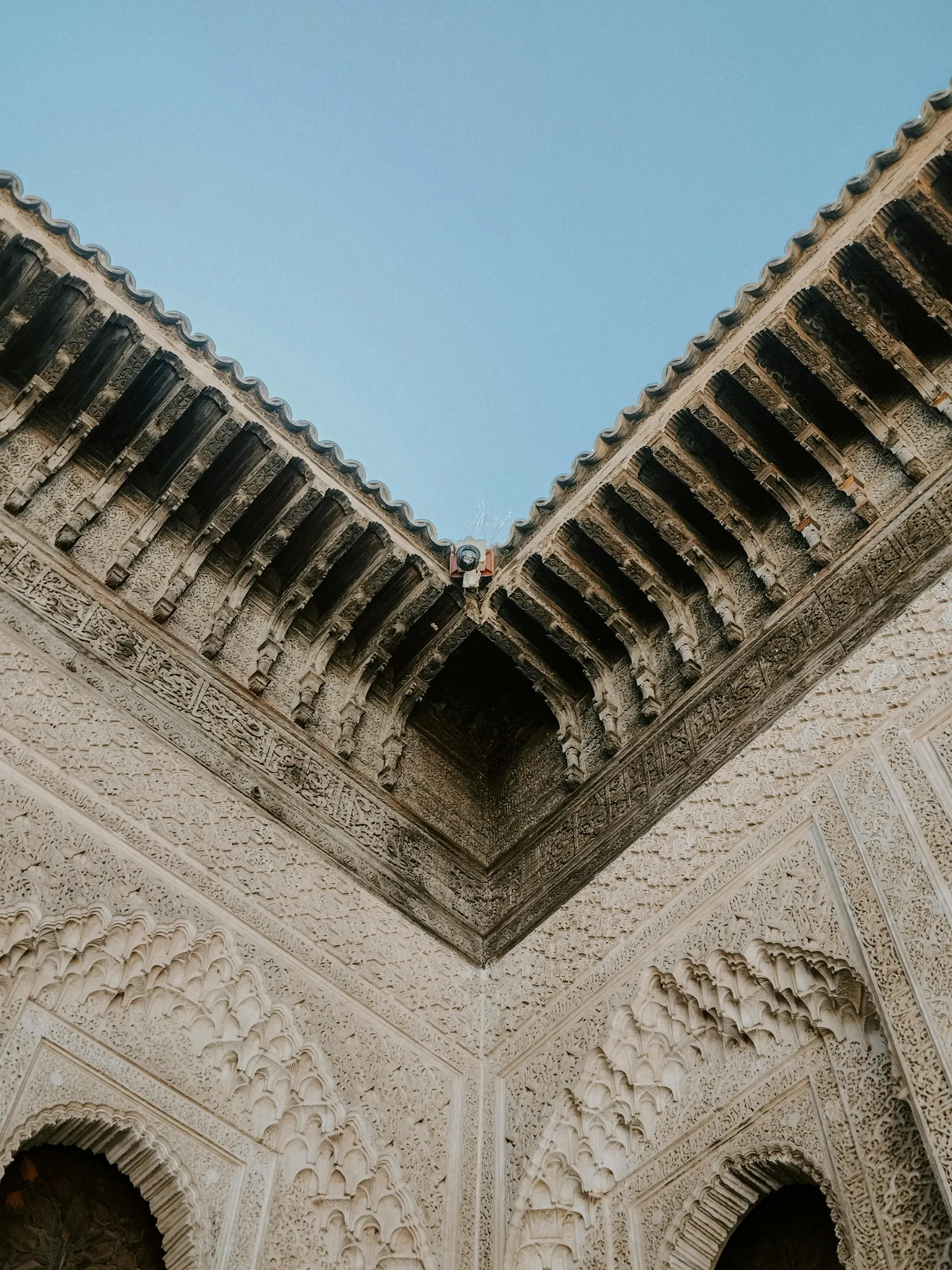 Арки и лепнина медресе Бу Инания