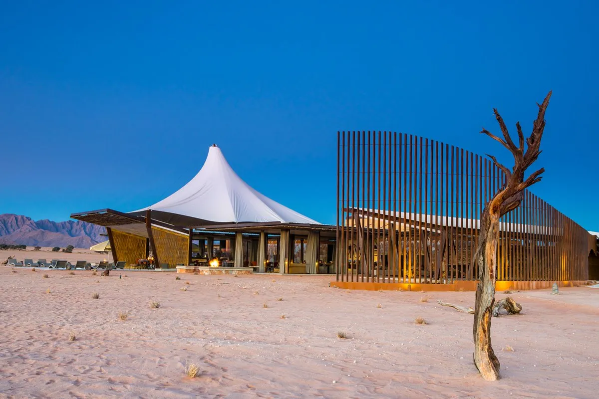Лодж с шатровой крышей в пустыне Намиб