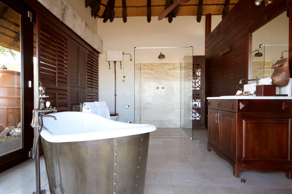 Ванная под соломенной крышей