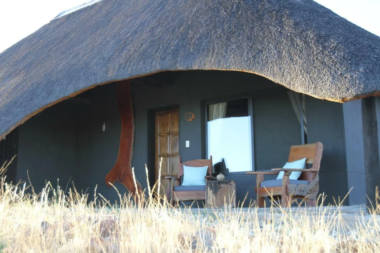 Бунгало с соломенной крышей