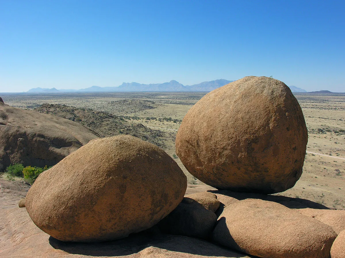 Гигантские валуны Эронго с видом на пустыню
