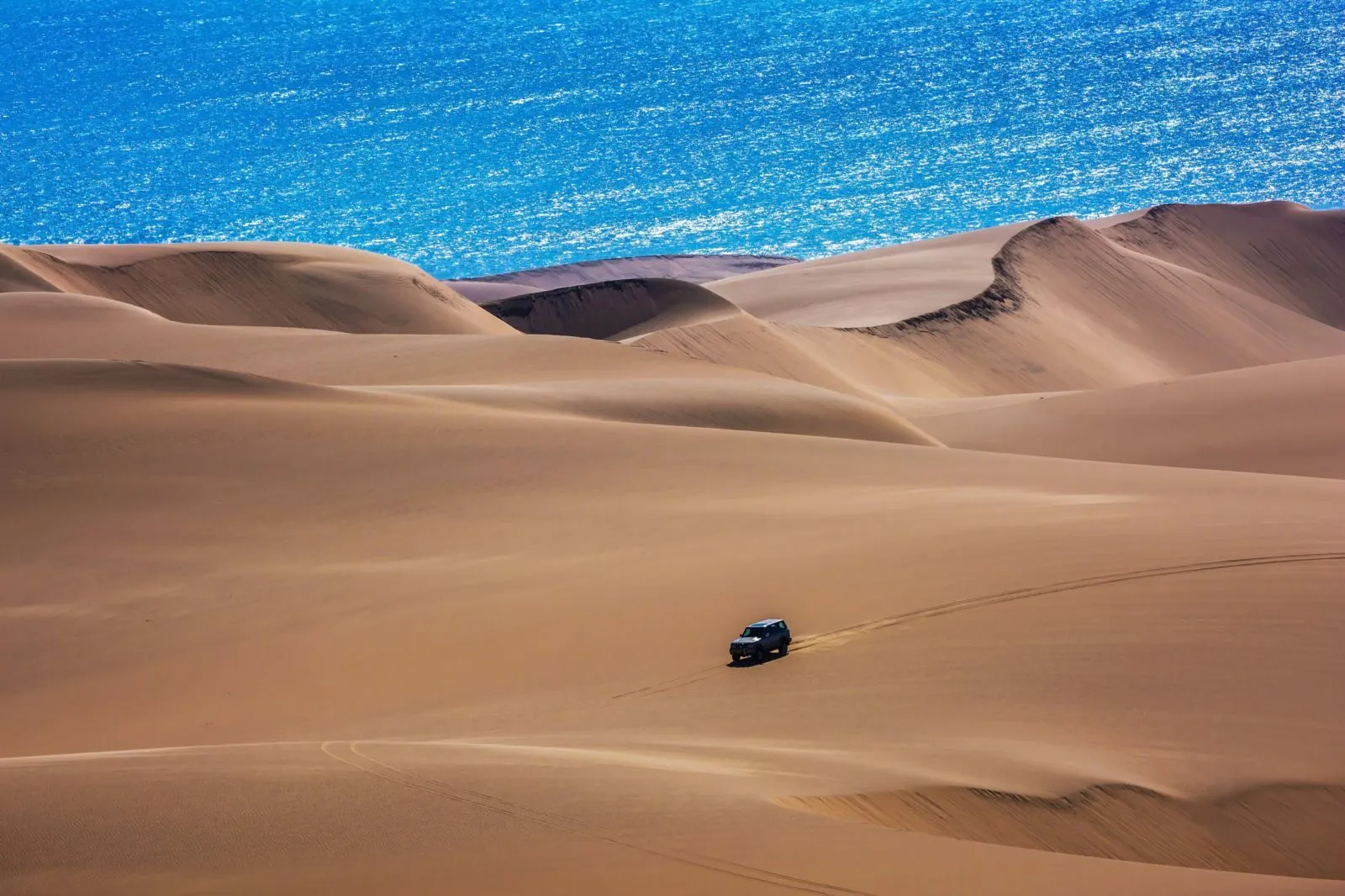 Внедорожник среди дюн у Атлантического океана