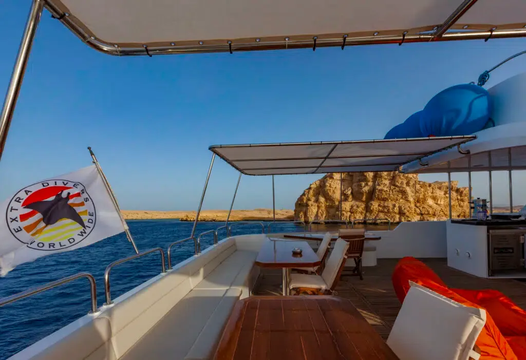 Яхта у скалистого острова — Красное море