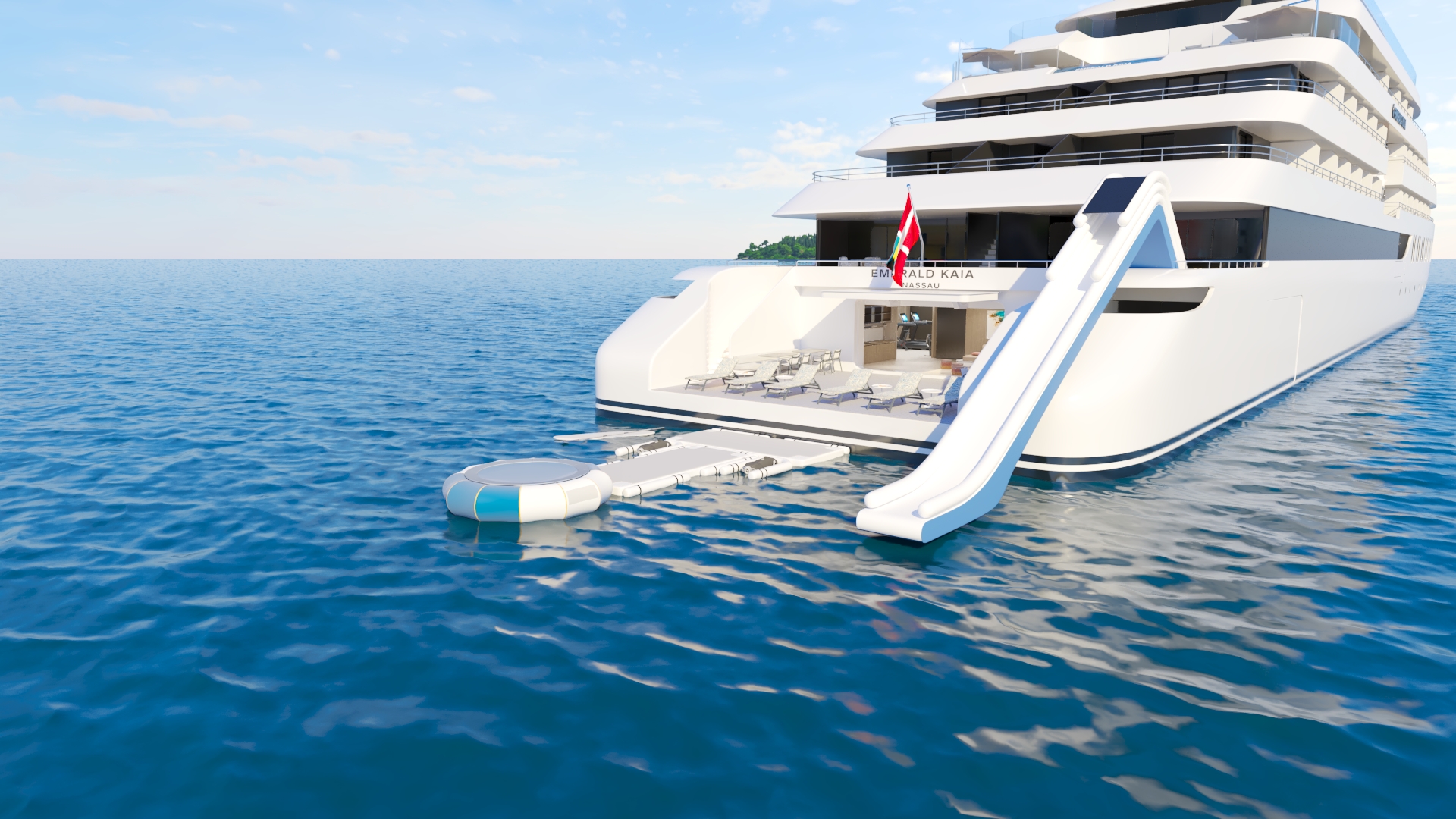 Морская платформа с водными активностями у борта Emerald Kaia