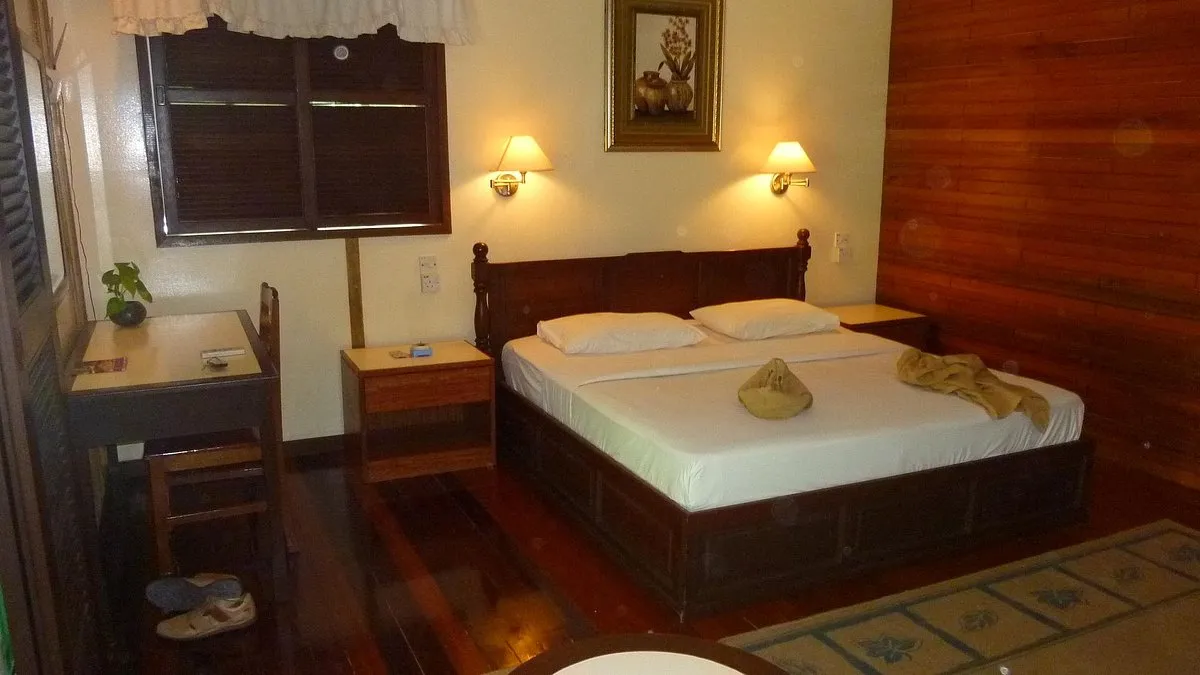 Номер с деревянной отделкой