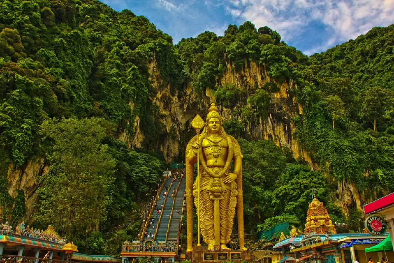 Золотая статуя Муругана у пещер Бату
