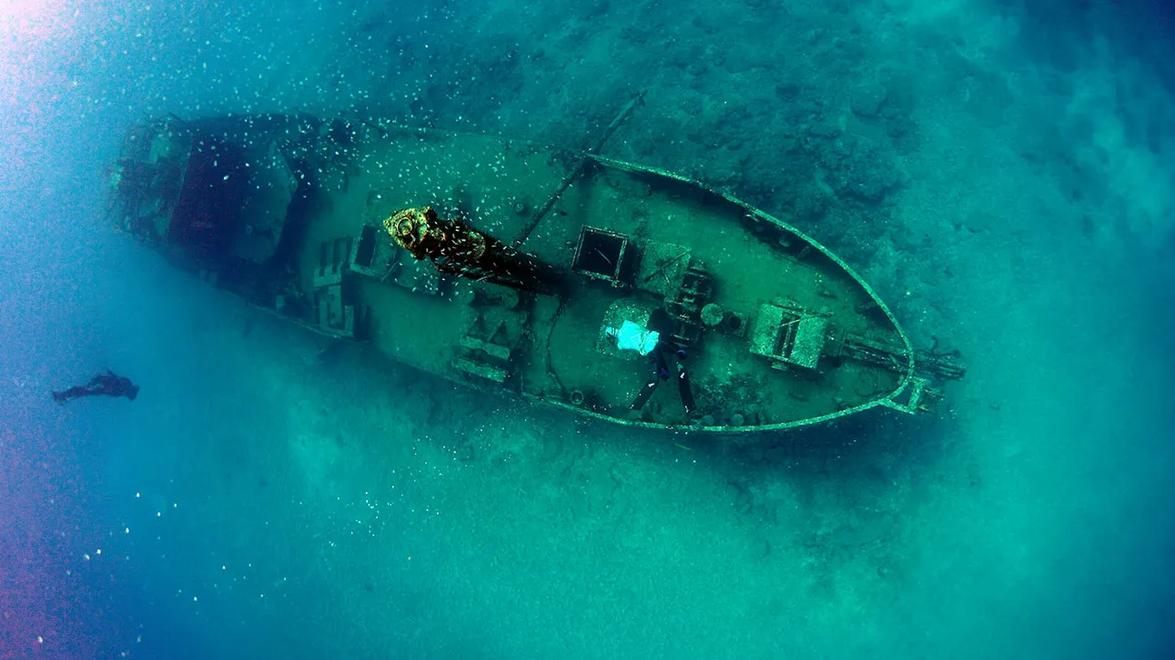 Затонувший корабль на дне океана